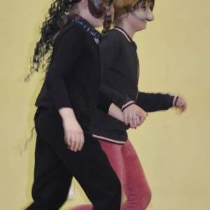 Zdjęcie przedstawia uczestniczki zimowiska w Teatrze Śląskim w Katowicach.