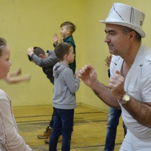 Zdjęcie przedstawia uczestników zimowiska w Teatrze Śląskim w Katowicach.