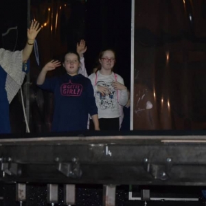 Zdjęcie przedstawia uczestników zimowiska w Teatrze Śląskim w Katowicach.