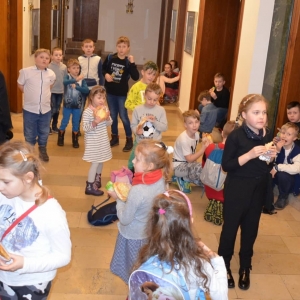 Zdjęcie przedstawia uczestników zimowiska w Teatrze Śląskim w Katowicach.