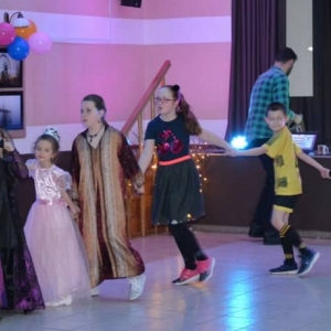 Zdjęcie przedstawia wspólną zabawę karnawałową uczestników zimowiska.