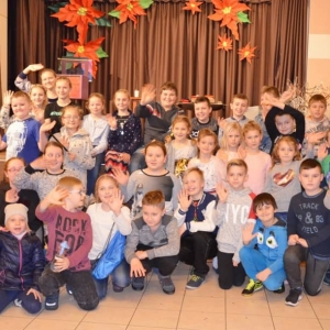 Zdjęcie grupowe. Uczestnicy zimowiska oraz zaproszony iluzjonista.