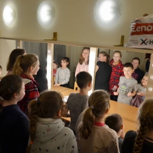 Zdjęcie przedstawia uczestników zimowiska w Teatrze Śląskim w Katowicach.