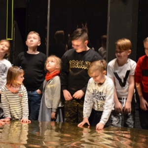 Zdjęcie przedstawia uczestników zimowiska w Teatrze Śląskim w Katowicach.