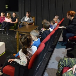 Zdjęcie przedstawia uczestników zimowiska w Teatrze Śląskim w Katowicach.