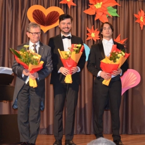Zdjęcie przedstawia zaproszonych artystów na koncert pt. Wieczór z romansami rosyjskimi.