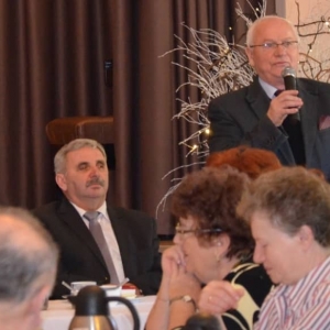 Zdjęcie przedstawia uczestników spotkania z okazji Dnia Kobiet organizowanego przez związek emerytów