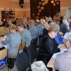 Zdjęcie przedstawia uczestników spotkania z okazji Dnia Kobiet organizowanego przez związek emerytów