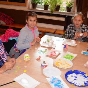 Zdjęcie przedstawia uczestników rodzinnych warsztatów pt. Pisanki wielkanocne