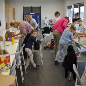 Zdjęcie przedstawia uczestników rodzinnych warsztatów pt. Pudełko na przydasie