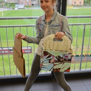 Zdjęcie przedstawia uczestniczkę rodzinnych warsztatów z wykonaną tego dnia pracą