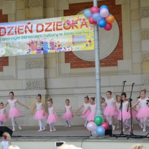 Zdjęcie przedstawia uczestników Dnia Dziecka występujących na scenie amfiteatru w świerklanieckim parku