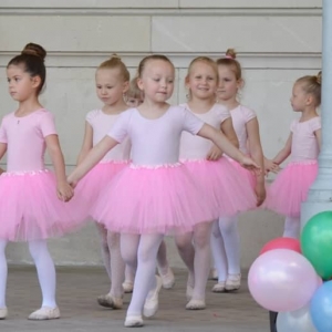 Zdjęcie przedstawia uczestników Dnia Dziecka występujących na scenie amfiteatru w świerklanieckim parku