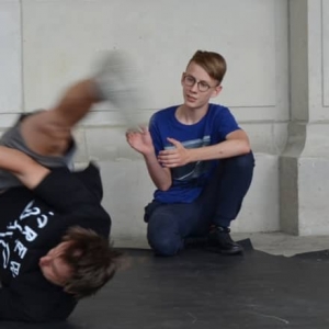Zdjęcie przedstawia uczestników Dnia Dziecka występujących na scenie amfiteatru w świerklanieckim parku