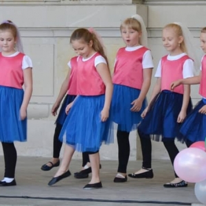 Zdjęcie przedstawia uczestników Dnia Dziecka występujących na scenie amfiteatru w świerklanieckim parku