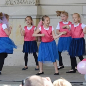Zdjęcie przedstawia uczestników Dnia Dziecka występujących na scenie amfiteatru w świerklanieckim parku