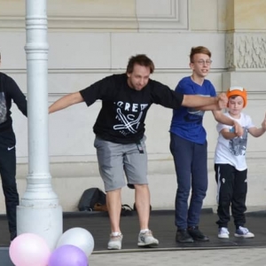 Zdjęcie przedstawia uczestników Dnia Dziecka występujących na scenie amfiteatru w świerklanieckim parku