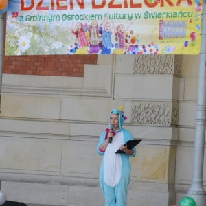 Zdjęcie przedstawia uczestniczkę Dnia Dziecka występującą na scenie amfiteatru w świerklanieckim parku