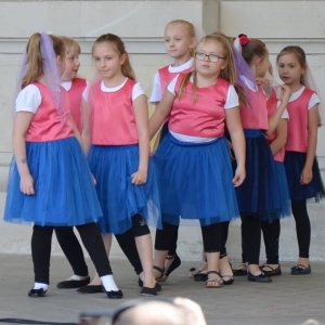 Zdjęcie przedstawia uczestników Dnia Dziecka występujących na scenie amfiteatru w świerklanieckim parku