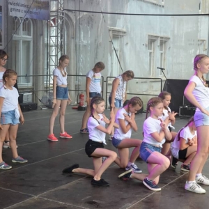 Zdjęcie przedstawia młodych artystów występujących na scenie podczas VI Dni Gminy Świerklaniec