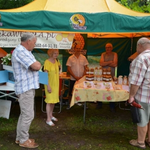 Zdjęcie przedstawia stoisko promujące Koło Pszczelarzy z Nakła Śląskiego