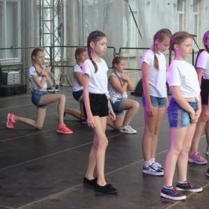 Zdjęcie przedstawia młodych artystów występujących na scenie podczas VI Dni Gminy Świerklaniec