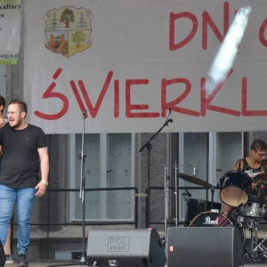 Zdjęcie przedstawia artystów występujących na scenie podczas VI Dni Gminy Świerklaniec
