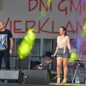 Zdjęcie przedstawia artystów występujących na scenie podczas VI Dni Gminy Świerklaniec