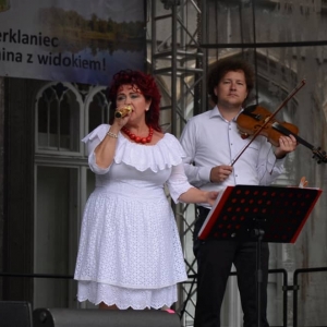Zdjęcie przedstawia artystów występujących na scenie podczas VI Dni Gminy Świerklaniec