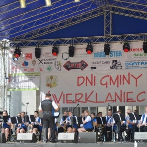 Zdjęcie przedstawia koncert Tarnogórskiej Orkiestry Dętej podczas VI Dni Gminy Świerklaniec 