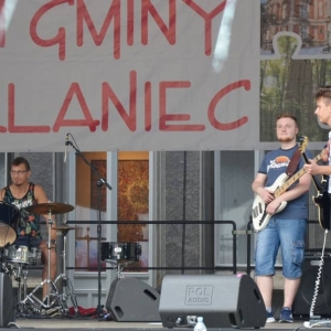 Zdjęcie przedstawia artystów występujących na scenie podczas VI Dni Gminy Świerklaniec