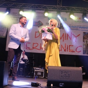 Zdjęcie przedstawia wójta Gminy Świerklaniec dziękującego artystom występującym na scenie podczas VI Dni Gminy Świerklaniec