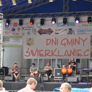 Zdjęcie przedstawia artystów występujących na scenie podczas VI Dni Gminy Świerklaniec