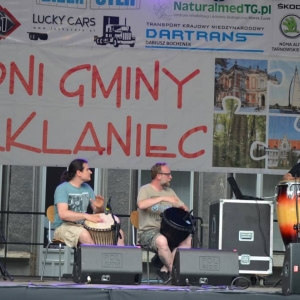 Zdjęcie przedstawia artystów występujących na scenie podczas VI Dni Gminy Świerklaniec