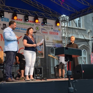 Zdjęcie przedstawia organizatorów wydarzenia podczas rozstrzygnięcia konkursów i rozdania nagród