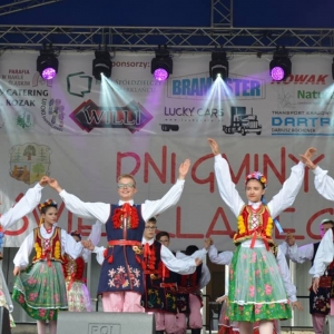 Zdjęcie przedstawia młodych artystów występujących na scenie podczas VI Dni Gminy Świerklaniec