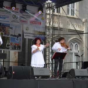 Zdjęcie przedstawia artystów występujących na scenie podczas VI Dni Gminy Świerklaniec
