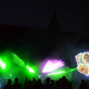 Zdjęcie przedstawia pokaz laserowy na zakończenie wydarzenia VI Dni Gminy Świerklaniec
