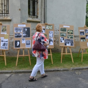 Zdjęcie przedstawia wystawę prac fotograficznych na najciekawsze zdjęcie kościoła w Nakle Śląskim