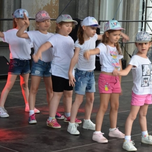 Zdjęcie przedstawia młodych artystów występujących na scenie podczas VI Dni Gminy Świerklaniec