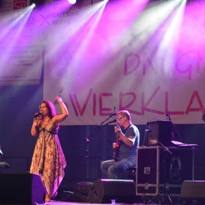 Zdjęcie przedstawia artystów występujących na scenie podczas VI Dni Gminy Świerklaniec