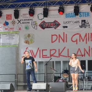 Zdjęcie przedstawia artystów występujących na scenie podczas VI Dni Gminy Świerklaniec