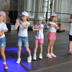 Zdjęcie przedstawia młodych artystów występujących na scenie podczas VI Dni Gminy Świerklaniec