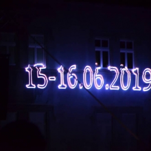 Zdjęcie przedstawia pokaz laserowy na zakończenie wydarzenia VI Dni Gminy Świerklaniec