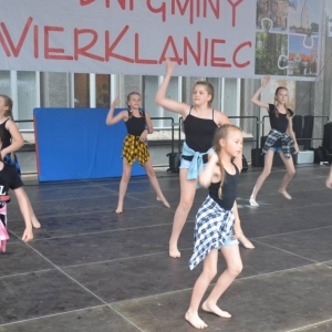 Zdjęcie przedstawia młodych artystów występujących na scenie podczas VI Dni Gminy Świerklaniec