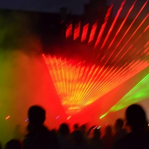 Zdjęcie przedstawia pokaz laserowy na zakończenie wydarzenia VI Dni Gminy Świerklaniec