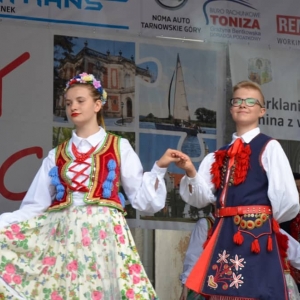 Zdjęcie przedstawia młodych artystów występujących na scenie podczas VI Dni Gminy Świerklaniec