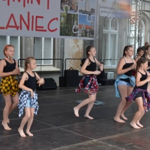 Zdjęcie przedstawia młodych artystów występujących na scenie podczas VI Dni Gminy Świerklaniec