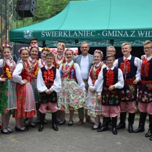 Zdjęcie przedstawia młodych artystów występujących podczas VI Dni Gminy Świerklaniec