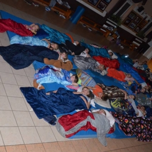 Zdjęcie przedstawia uczestników półkolonii podczas nocki filmowej w GOKu